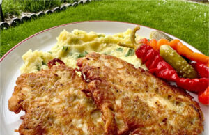 Sycący czernogórski kotlet w chrupiącym ziemniaczanym cieście