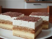 Niepieczone ciasto 3BIT: Przepis na karmelowo-waniliową pokusę bez pieczenia z maślanymi herbatnikami i bitą śmietaną Niepieczone ciasto 3BIT – luksusowy deser z kajmakiem, budyniem i bitą śmietaną