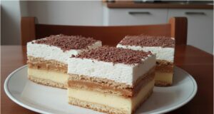 Niepieczone ciasto 3BIT: Przepis na karmelowo-waniliową pokusę bez pieczenia z maślanymi herbatnikami i bitą śmietaną Niepieczone ciasto 3BIT – luksusowy deser z kajmakiem, budyniem i bitą śmietaną