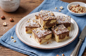 Babka na blasze z polewą czekoladową: Prosty marmurkowy wypiek z orzechami i kokosem Babka na blasze z polewą czekoladową, orzechami i kokosem