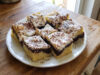 Babka zygzak z budyniem i śmietaną: Wilgotny deser z prostą dekoracją Babka zygzak z budyniem i śmietaną na blasze, udekorowana startą gorzką czekoladą