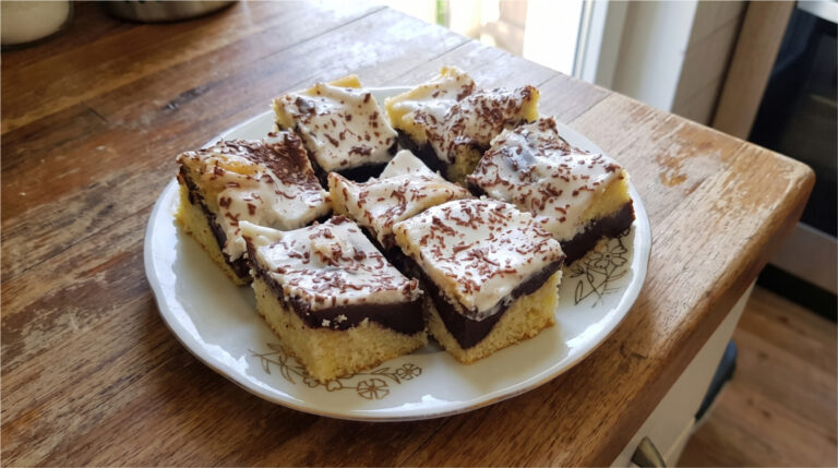 Babka zygzak z budyniem i śmietaną: Wilgotny deser z prostą dekoracją