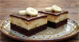 Bananowe kostki z czekoladą: Przepis na luksusowy deser z jogurtowym ciastem i bananowym kremem Puszyste bananowo-czekoladowe kostki z jogurtowym spodem