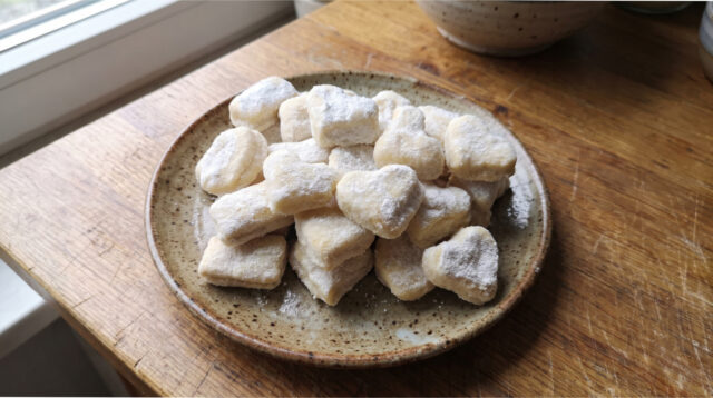 ciastka-smietankowe-bozonarodzeniowe Delikatne śmietankowe ciasteczka w różnych bożonarodzeniowych kształtach