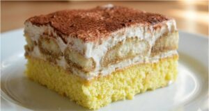 Ciasto śmietankowe z biszkoptami kawowymi: Przepis na delikatny deser z nutą tiramisu, kremem śmietankowym i kakao Ciasto kawowe z biszkoptami i kremem z serka śmietankowego