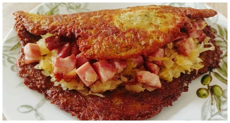 Cmunda po kaplicku: Przepis na chrupiący plack ziemniaczany faszerowany wędzonym mięsem i aromatyczną kapustą