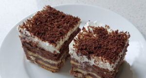 Deser bez pieczenia z herbatnikami BeBe: Kremowe warstwy z mascarpone, kawą i kakao Deser bez pieczenia z herbatnikami BeBe, mascarpone i kakao
