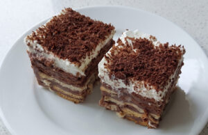 Deser bez pieczenia z herbatnikami BeBe: Kremowe warstwy z mascarpone, kawą i kakao Deser bez pieczenia z herbatnikami BeBe, mascarpone i kakao