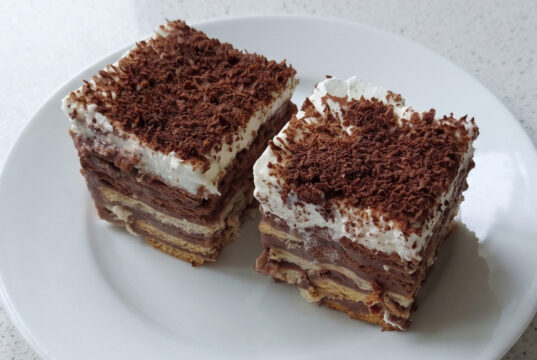 Deser bez pieczenia z herbatnikami BeBe: Kremowe warstwy z mascarpone, kawą i kakao Deser bez pieczenia z herbatnikami BeBe, mascarpone i kakao