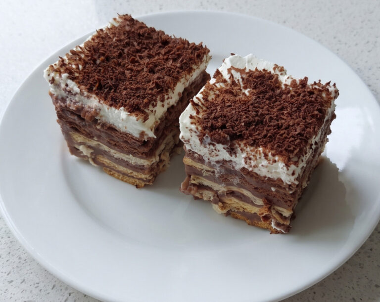 Deser bez pieczenia z herbatnikami BeBe: Kremowe warstwy z mascarpone, kawą i kakao