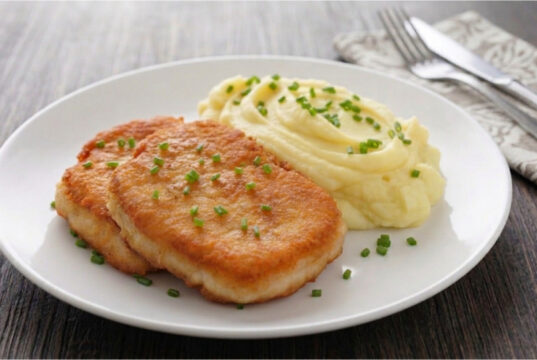 Francuskie kotlety w cieście: Przepis z aromatem cebuli i puree ziemniaczanym Francuskie kotlety w cieście – soczysty przepis z aromatem cebuli i puree ziemniaczanym