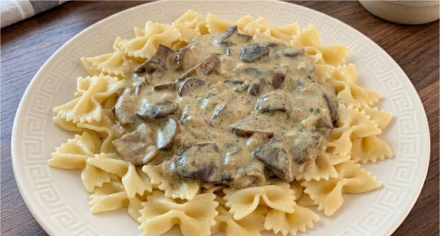 grzyby-na-kwasno-delikatny-bialy-sos-grzybowy-z-makaronem-lub-knedlem Delikatny biały sos grzybowy na talerzu z makaronem