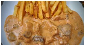 Indyk w śmietanie z pieczarkami – delikatny i soczysty obiad dla całej rodziny Indyk w śmietanie z pieczarkami – delikatny i soczysty obiad dla całej rodziny