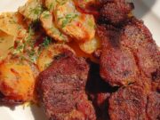 Soczysta karkówka na śmietanowych ziemniakach z boczkiem, cebulką i zapiekaną mozzarellą Soczysta karkówka z ziemniakami, boczkiem i mozzarellą w brytfannie