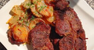 Soczysta karkówka na śmietanowych ziemniakach z boczkiem, cebulką i zapiekaną mozzarellą Soczysta karkówka z ziemniakami, boczkiem i mozzarellą w brytfannie