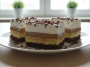 Grzesznie pyszne ciasto Kinder Bueno z orzechami włoskimi, Nutellą, kremem budyniowym i herbatnikami BeBe Ciasto Kinder Bueno z puszystym orzechowym spodem, dwoma kremami budyniowymi i bitą śmietaną.