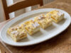 Kruche tarte linckie z twarogiem i owocami: Delikatne ciasto i puszysta masa Kruche linckie ciasto z twarogiem i owocami na blasze