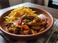 Błyskawiczna mieszanka mięsna z curry i warzywami: Soczysta kolacja z jednej patelni Błyskawiczna mieszanka mięsna z curry i warzywami na patelni