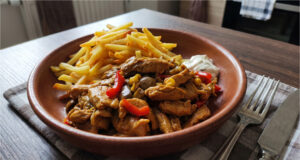 Błyskawiczna mieszanka mięsna z curry i warzywami: Soczysta kolacja z jednej patelni Błyskawiczna mieszanka mięsna z curry i warzywami na patelni