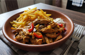 Błyskawiczna mieszanka mięsna z curry i warzywami: Soczysta kolacja z jednej patelni Błyskawiczna mieszanka mięsna z curry i warzywami na patelni