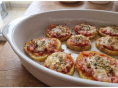 Mini pizze ziemniaczane: Bardzo szybkie i pyszne – na kolację lub jako przekąska na przyjęcie Mini pizze ziemniaczane z szynką, mozzarellą i kukurydzą na blaszce