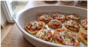 Mini pizze ziemniaczane: Bardzo szybkie i pyszne – na kolację lub jako przekąska na przyjęcie Mini pizze ziemniaczane z szynką, mozzarellą i kukurydzą na blaszce