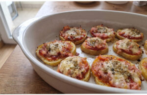 Mini pizze ziemniaczane: Bardzo szybkie i pyszne – na kolację lub jako przekąska na przyjęcie Mini pizze ziemniaczane z szynką, mozzarellą i kukurydzą na blaszce