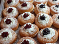 Pączki z ciasta śmietankowego: puszyste, delikatne i nadziewane bitą śmietaną z dżemem Pączki z ciasta śmietankowego nadziewane bitą śmietaną i dżemem