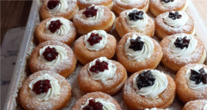 Pączki z ciasta śmietankowego: puszyste, delikatne i nadziewane bitą śmietaną z dżemem Pączki z ciasta śmietankowego nadziewane bitą śmietaną i dżemem