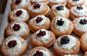 Pączki z ciasta śmietankowego: puszyste, delikatne i nadziewane bitą śmietaną z dżemem Pączki z ciasta śmietankowego nadziewane bitą śmietaną i dżemem