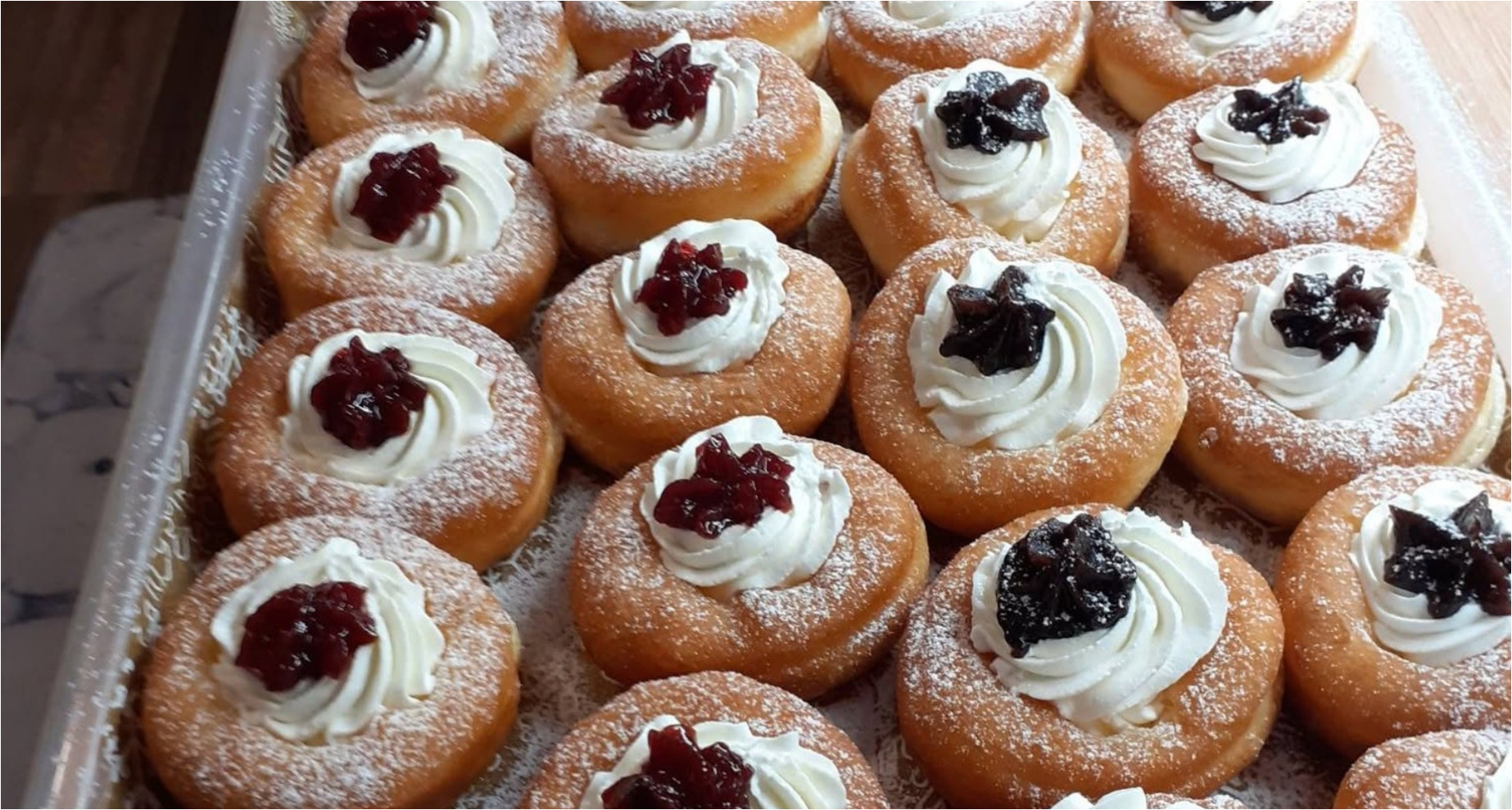 Pączki z ciasta śmietankowego: puszyste, delikatne i nadziewane bitą śmietaną z dżemem
