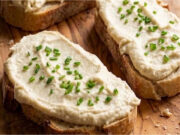 Pasta z jajek smażonych: Z serkiem śmietankowym i odrobiną musztardy gotowa w kilka minut Pasta z jajek smażonych z serkiem śmietankowym i musztardą gotowa w kilka minut
