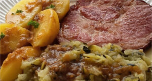 Pieczona wędzona karkówka z cukiniową kapustą: Solidny niedzielny obiad Pieczona wędzona karkówka z ziemniakami i cukiniową kapustą w stylu morawskim
