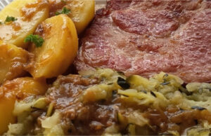 Pieczona wędzona karkówka z cukiniową kapustą: Solidny niedzielny obiad Pieczona wędzona karkówka z ziemniakami i cukiniową kapustą w stylu morawskim