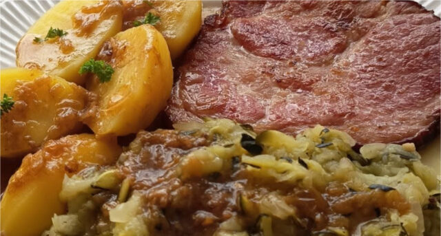 pieczona-wedzona-karkowka-ziemniaki-cukiniowa-kapusta-morawska Pieczona wędzona karkówka z ziemniakami i cukiniową kapustą w stylu morawskim