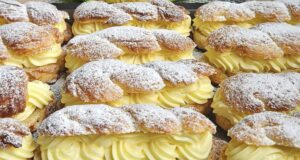 Puddingówki: Pachnące, puszyste i pełne pysznego waniliowego kremu Domowe puddingówki z waniliowym kremem na blasze