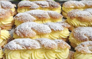 Puddingówki: Pachnące, puszyste i pełne pysznego waniliowego kremu Domowe puddingówki z waniliowym kremem na blasze