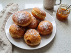 Puszyste domowe pączki z marmoladą: Delikatne ciasto i złocista skórka bez nadmiaru tłuszczu Puszyste domowe pączki z marmoladą na talerzu