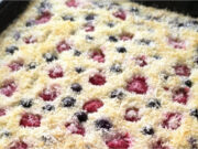 Raffaello kostka z malinami i borówkami: Kokosowe ciasto ze śmietanką jest wyjątkowo wilgotne Raffaello kostka z malinami i borówkami – kokosowe ciasto ze śmietanką