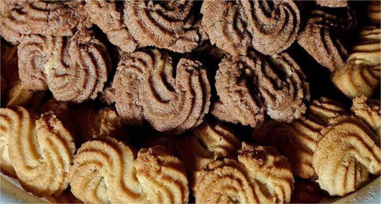 Retro ciasteczka Esíčka: Aromatyczne cynamonowe ciasteczka łatwo formowane za pomocą rękawa cukierniczego