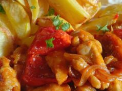 Kruche paski schabu w warzywnym sosie curry z aromatycznymi pieczonymi ziemniakami Schab wieprzowy na patelni z warzywami i curry – soczyste mięso dzięki skrobi