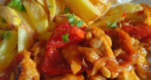 Kruche paski schabu w warzywnym sosie curry z aromatycznymi pieczonymi ziemniakami Schab wieprzowy na patelni z warzywami i curry – soczyste mięso dzięki skrobi