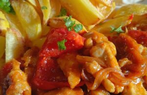 Kruche paski schabu w warzywnym sosie curry z aromatycznymi pieczonymi ziemniakami Schab wieprzowy na patelni z warzywami i curry – soczyste mięso dzięki skrobi