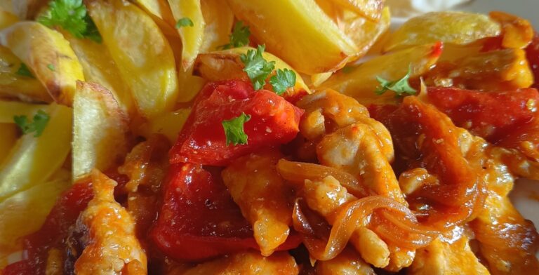 Kruche paski schabu w warzywnym sosie curry z aromatycznymi pieczonymi ziemniakami