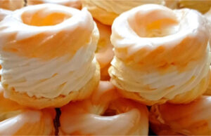 Wieniec z kremem budyniowo-maślanym: Puszysty deser ze śmietanką i mascarpone Wieniec z kremem budyniowo-maślanym, śmietanką i mascarpone