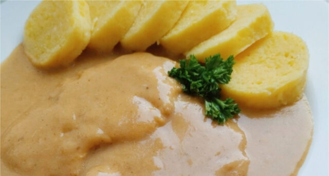 wieprzowe-plastry-w-musztardzie-soczyste-mieso-z-cebulowym-sosem-788 Wieprzowe plastry w musztardzie z delikatnym cebulowym sosem