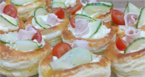 Chrupiąca słona pokusa: Szybkie wieżyczki z ciasta francuskiego nadziewane pastą czosnkową, szynką i świeżymi warzywami Chrupiące wieżyczki z ciasta francuskiego nadziewane szynką i warzywami