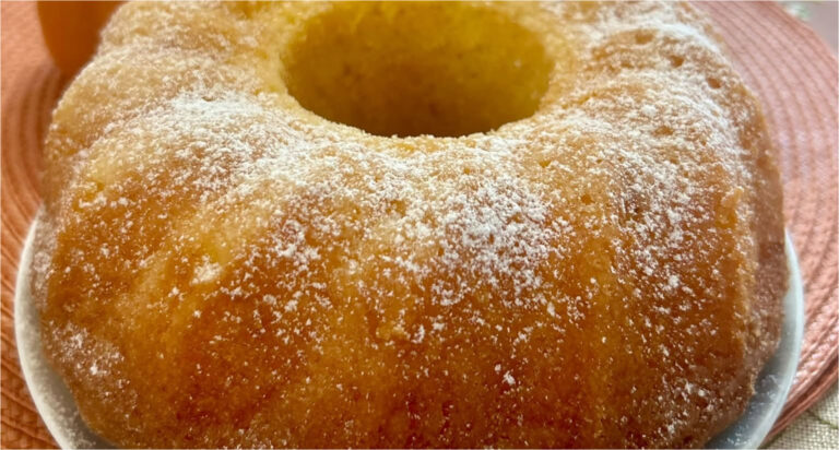 Wilgotna babcina babka twarogowa: Puszysta klasyka pachnąca cytryną i wanilią