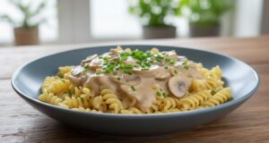 Prosta śmietanowa zupa grzybowa z makaronem: Przepis na tradycyjny sos z leśnych grzybów Gęsta śmietanowa zupa grzybowa ze świeżych grzybów, która rozgrzewa i syci