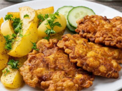 Cygańskie kotlety z kurczaka bez panierki: Soczyste placuszki z cebulą, curry i młodymi ziemniakami Soczyste cygańskie kotlety z kurczaka bez panierki z cebulą i curry